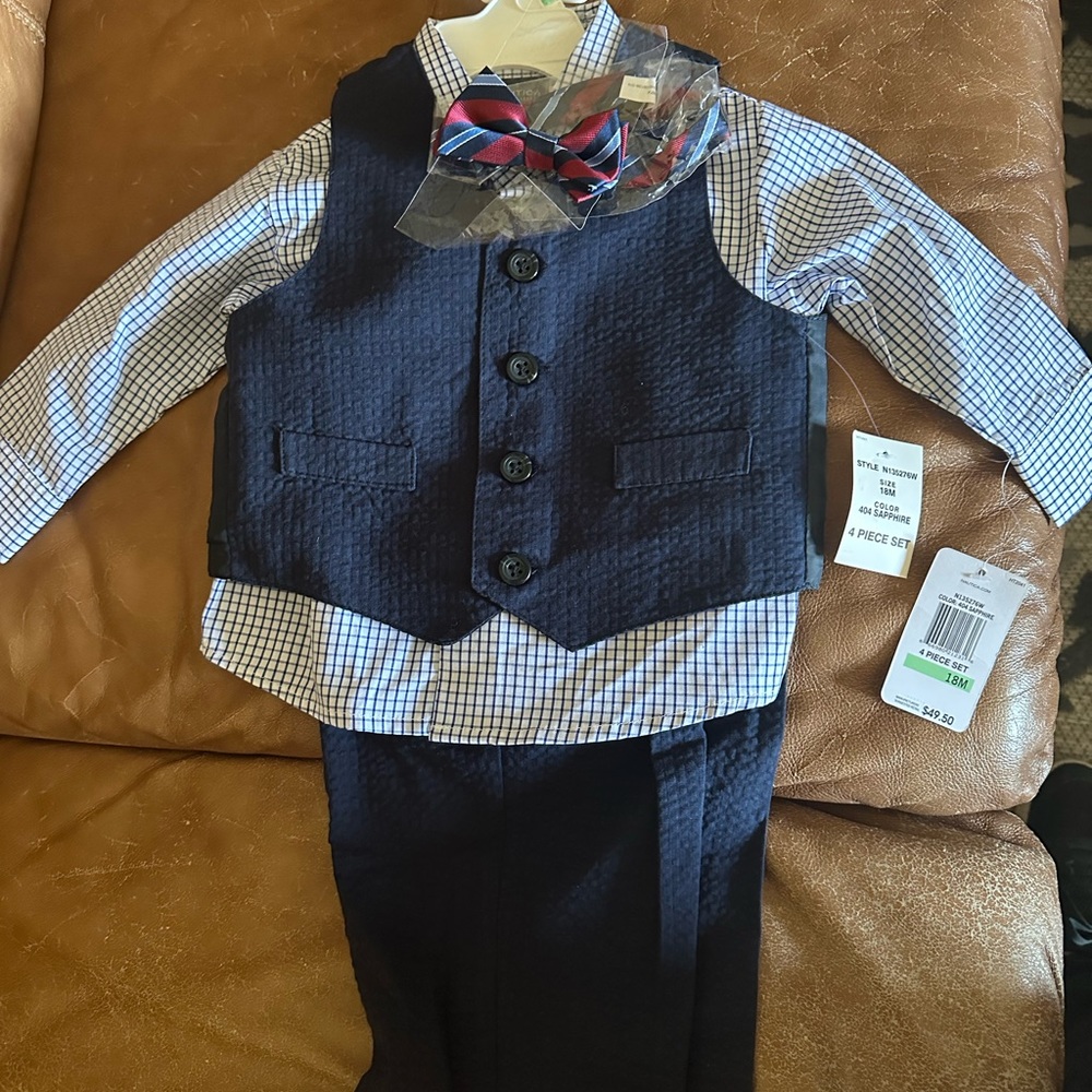 Boys 18 month/4 piece outfit. New with tags/great condition.